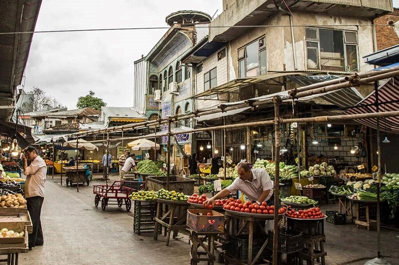 میوه فروش در بازار رشت